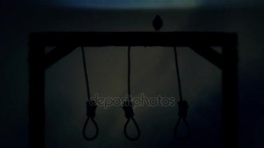 Ahşabın bir kuzgun bir fırtına ortasında ile darağacında asılı