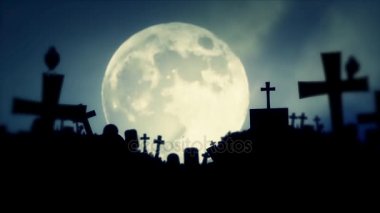 Siyah Kuzgunlar bir Misty dolunay gecesi ile Gotik mezarlık