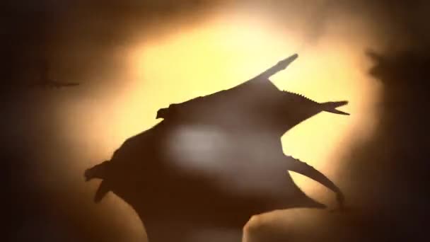 Silhouet van draken vliegen tegen de zon zwaaien hun vleugels — Stockvideo