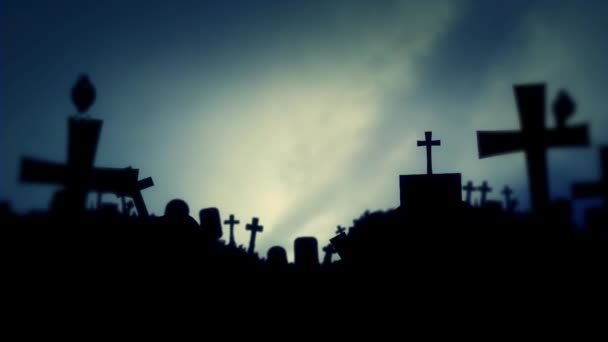 Cimetière effrayant et corbeaux lors d'une nuit effrayante 