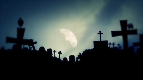 Жуткое кладбище в полнолуние с воронами — стоковое видео