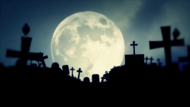 Cementerio gótico con cuervos negros en una noche de luna llena brumosa — Vídeo de stock