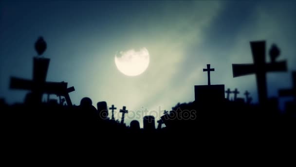 Cementerio cazado con cuervos negros y una luna llena naciente — Vídeo de stock