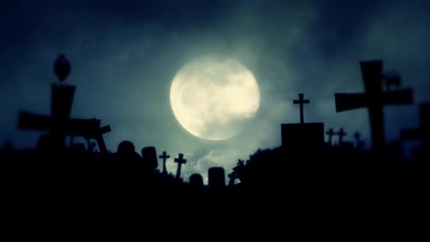 Scary Cemetery y Ravens en una noche espeluznante con luna llena — Vídeos de Stock