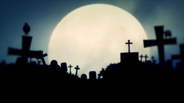 Cementerio espeluznante con cuervos de pie en tumbas sobre fondo de luna llena — Vídeo de stock