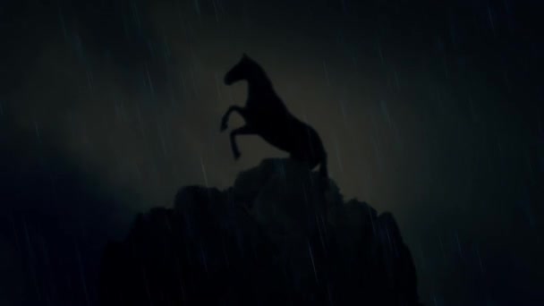 Un cheval d'étalon épique debout sur une falaise sous une tempête de foudre au ralenti — Video