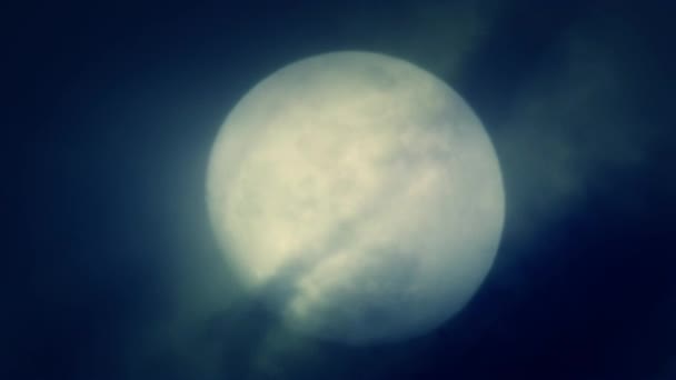 Full Moon Rising na noc ciemna z upiorny mgła — Wideo stockowe