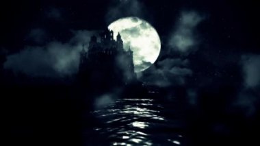 Dolunay Yükseliyor gece ile denizin ortasında büyük bir siyah kale