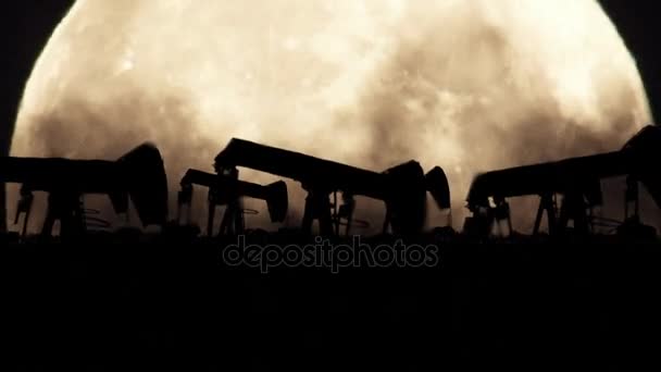 Bombas de petróleo sobre fondo de luna llena en un entorno contaminado en Zoom — Vídeos de Stock