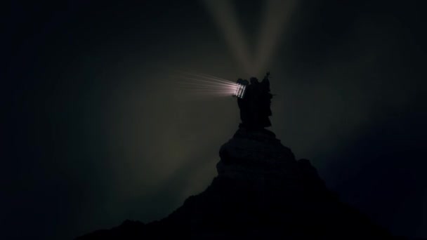 Пророк Моисей на горе, держа скрижали камня десяти заповедей — стоковое видео