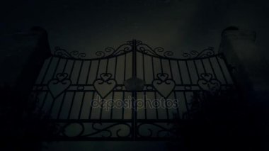 Ürkütücü eski kapısı bir fırtına ve yağmur altında Metal