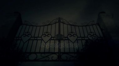 Ürkütücü eski kapısı bir fırtına altında Metal