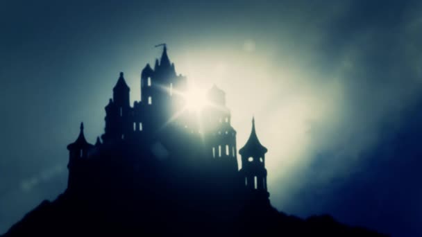 Krásný východ Evropské strašidelný hrad na vrcholu hory v mlžný den