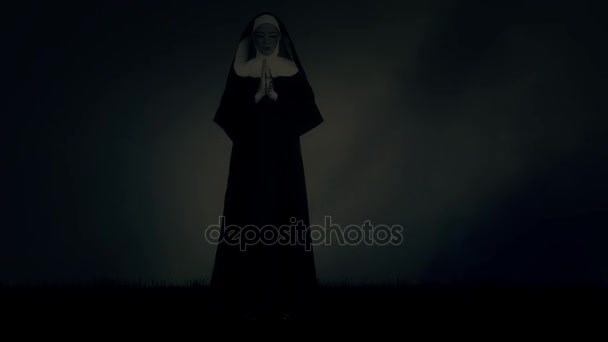 Μοναχή φοράει πέπλο που στέκεται σε ένα προσεύχεται θέτουν υπό βροχή και καταιγίδα με κεραυνούς — Αρχείο Βίντεο