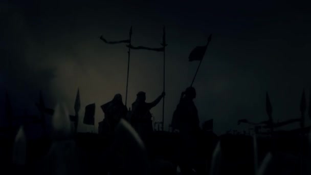 Ejército de guerreros cristianos preparándose para la batalla bajo una tormenta relámpago — Vídeos de Stock