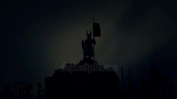 Cavaleiro segurando uma bandeira enquanto soldados armados o aplaudindo antes da batalha sob uma tempestade de raios — Vídeo de Stock