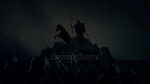 Un guerrero y su caballo aclamados por el ejército antes de una batalla o después de una victoria bajo la tormenta — Vídeo de stock