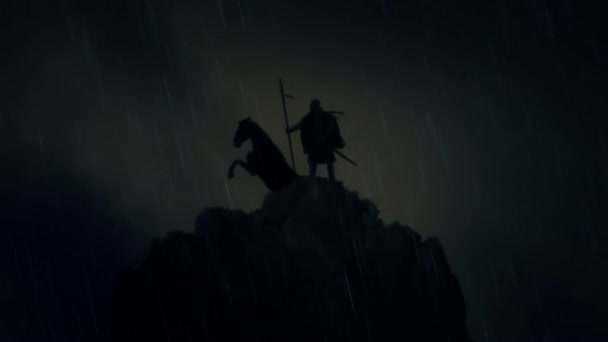 Een strijder en zijn paard staande op een rots onder een onweer — Stockvideo