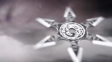 Havada uçan bir Japon Ninja Shuriken
