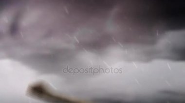 Uçan ve havadaki bir hedefine yönelik iplik bir Viking baltası
