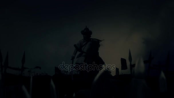 Attila de Hun met zijn leger onder een bliksem Storm vóór of na een gevecht — Stockvideo