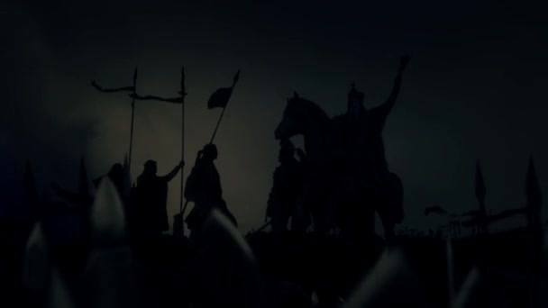 Carlomagno con su enorme ejército bajo una tormenta relámpago y lluvia — Vídeo de stock