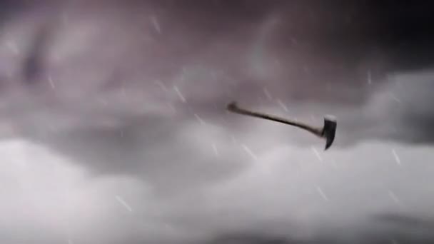 Un hacha vikinga volando y girando en el aire — Vídeos de Stock