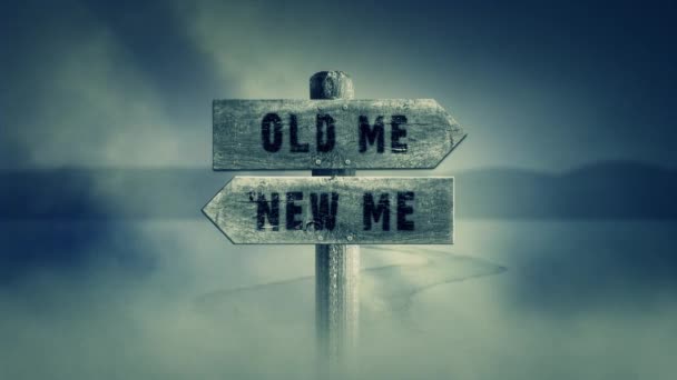 Oude houten ondertekenen op een midden van een Cross Road met de woorden oude Me of nieuwe Me — Stockvideo