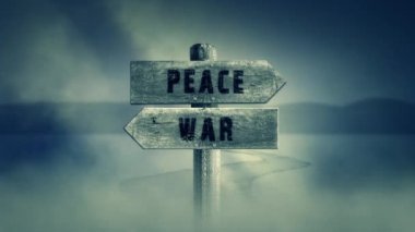 Eski ahşap bir Cross Road sözlerle ortasına oturum barış ya da savaş