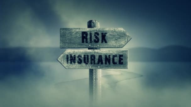 Oude houten ondertekenen op een midden van een Cross Road met de woorden risico of verzekering — Stockvideo