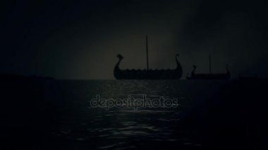 Vikingler gemi filosu fırtınalı yağmurlu günde kıyıya yelken