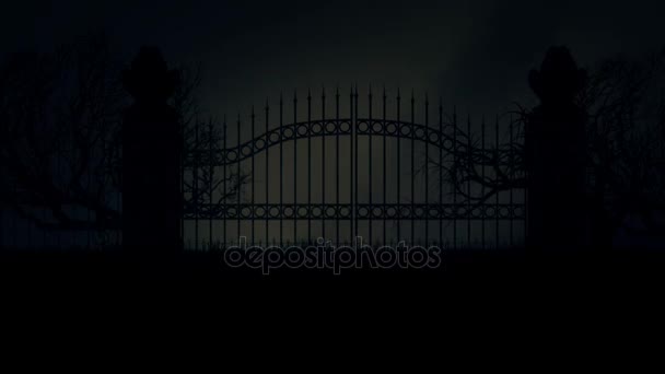 Eng en Spooky begraafplaats Gate in een stormachtige regenachtige nacht onder een onweersbui — Stockvideo