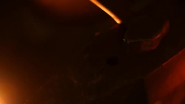 Кузнец берет массивный молоток и начинает стучать горячим металлическим баром на наковальне — стоковое видео
