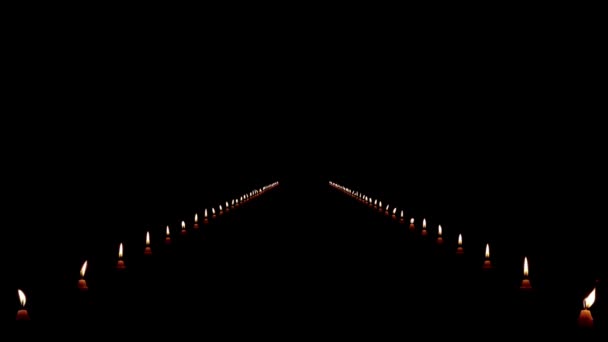 Un camino de velas en la oscuridad — Vídeo de stock