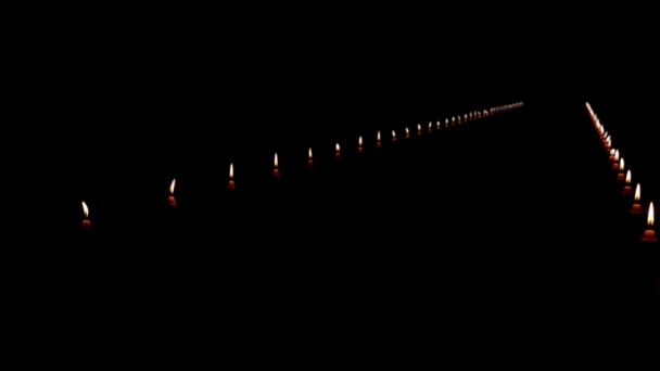 Chemin des bougies lumineuses sur fond noir — Video