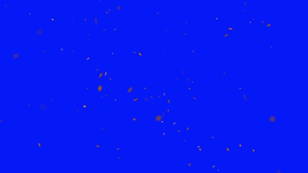 Feuerfunken fliegen vor Kamera auf blauem Bildschirmhintergrund weg — Stockvideo