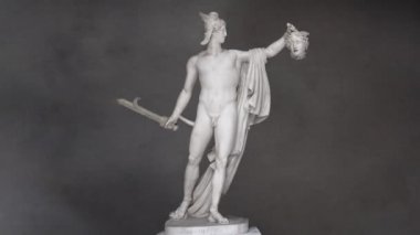 medusa başı tutan perseus