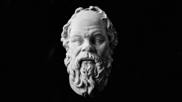 Sokrates heykel döndürme yavaş bir siyah arka plan üzerine — Stok video