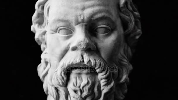 Sokrates-Skulptur rotiert langsam auf schwarzem Hintergrund — Stockvideo