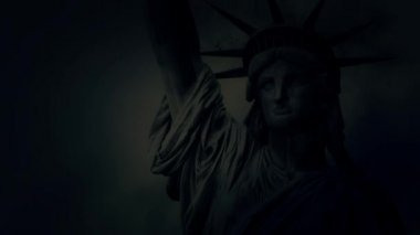 Özgürlük bir fırtına altında harap heykeli