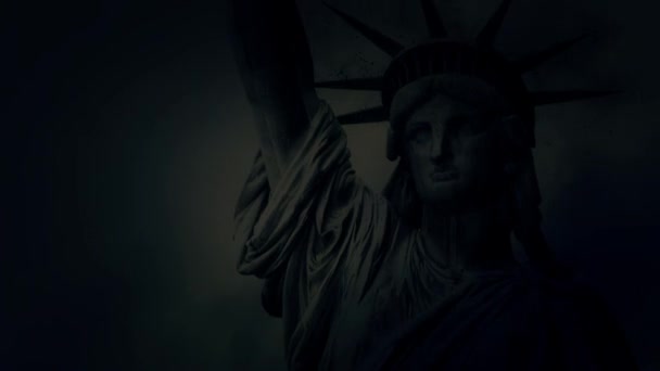 Standbeeld van Liberty bezwijken onder een onweer — Stockvideo