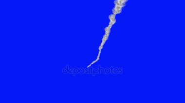 Beyaz duman mavi ekranda gökten iz