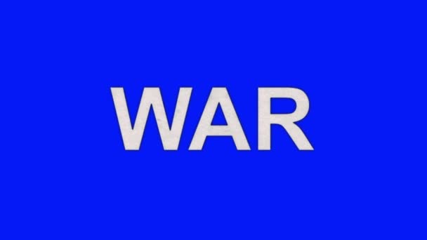 Слово війни спалювання у вогні до стану попелу на тлі блакитного екрану — стокове відео