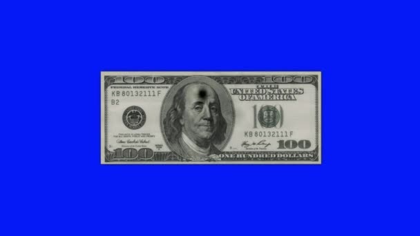 Bir mavi ekran arka plan üzerine küle alevler içinde yanan yüz dolarlık banknot — Stok video