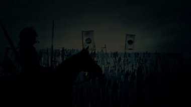 Büyük ordu savaş altında bir fırtına önde gelen Japon Samurai