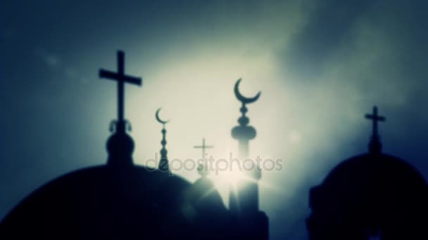 Islams halvmåne av moskéer och korsningar av kyrkor på en molnig himmel bakgrund — Stockvideo