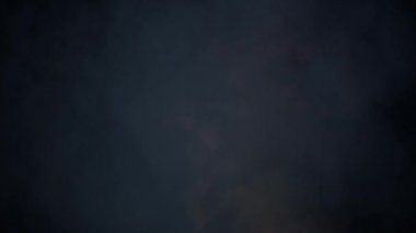 Grup bir fırtına ile uçan ejderha