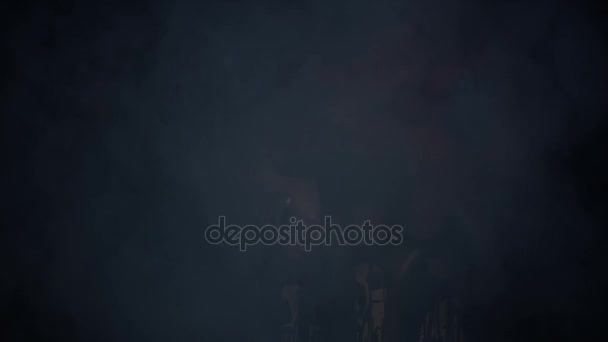 Guerreros agitando armas bajo una tormenta relámpago — Vídeos de Stock