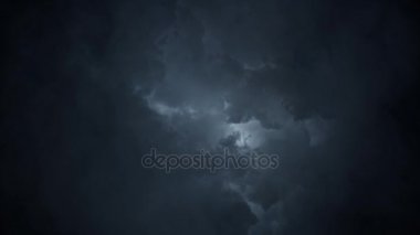 Yıldırım fırtınada uçan uçak