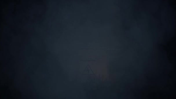 Науково дослідний комплекс Зомбі знак на паркані в бурі — стокове відео